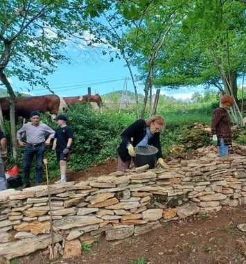 Atelier de restauration d'un mur en pierre sèche