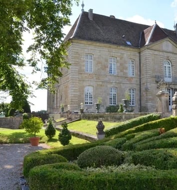 Visite guidée costumée du château et des jardins à la française de Vaire-le-Grand