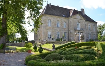 Visite guidée costumée du château et des jardins à la française de Vaire-le-Grand