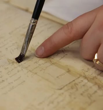 Visite de l'atelier de reliure-restauration des Archives départementales du Doubs