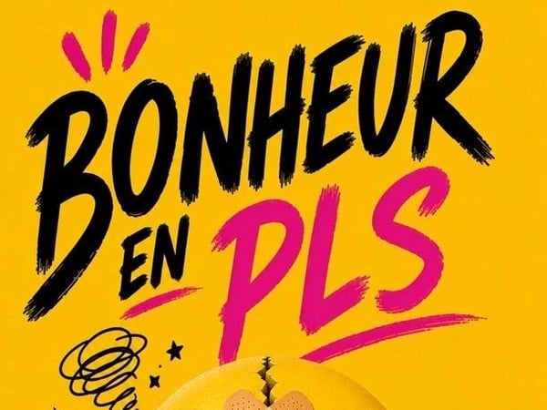 En jupe et torse nu